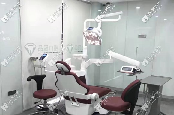 這里特聘有當(dāng)?shù)毓k醫(yī)院的種植醫(yī)生