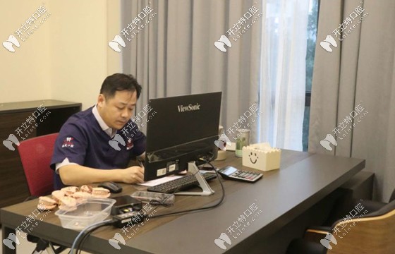 工作中的符鴻平院長(zhǎng) 工作中的符鴻平院長(zhǎng)