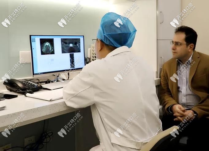 趙振宇院長在和外國醫(yī)生交流