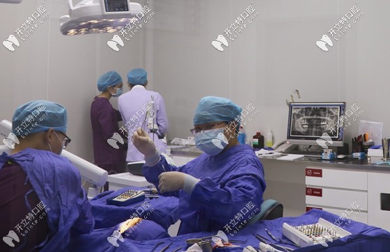  崔巧明醫(yī)生的日常工作照