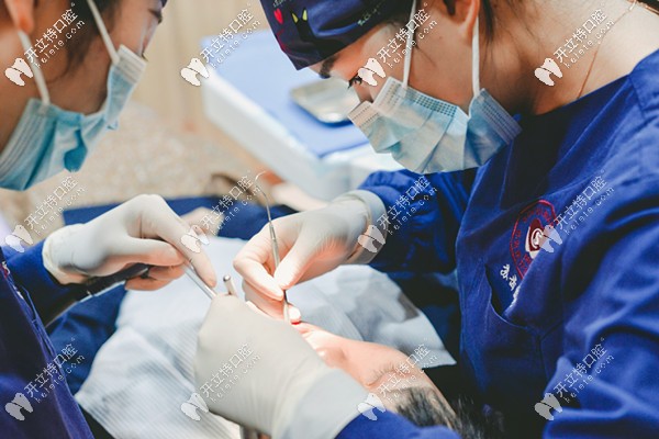 工作中的醫(yī)生們 工作中的醫(yī)生們