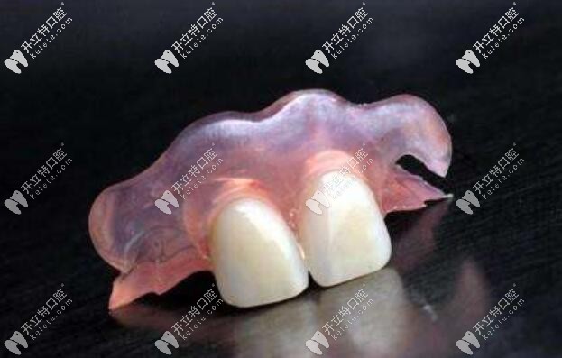 周文書講解活動假牙的種類