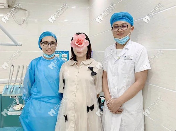 地包天矯正結(jié)束時(shí)劉女士與韋博口腔醫(yī)生合影留念 地包天矯正結(jié)束時(shí)劉女士與韋博口腔醫(yī)生合影留念