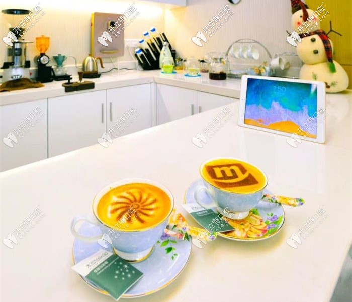 休息區(qū)的咖啡要不要來一杯？