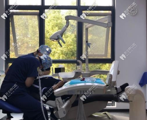 牙一生口腔的醫(yī)生在進行診療