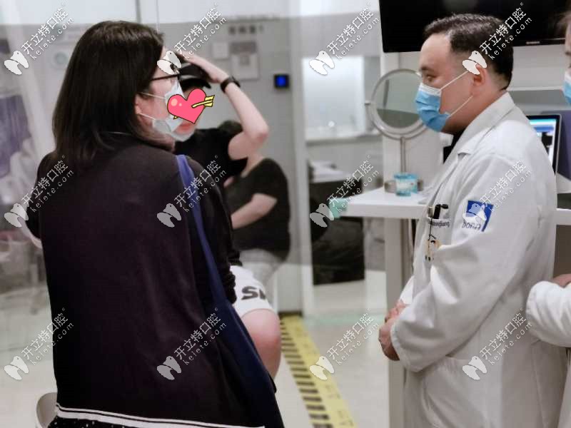 張棟梁正在給正畸顧客面診 張棟梁正在給正畸顧客面診