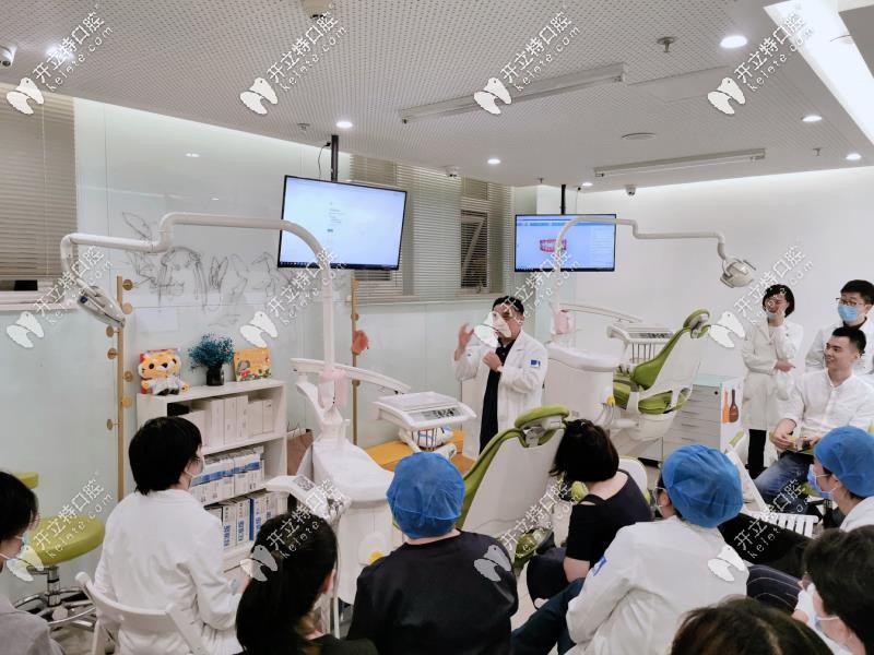 北<!--<i data=20240703-sp></i>-->腔醫(yī)院張棟梁給醫(yī)生講解問題