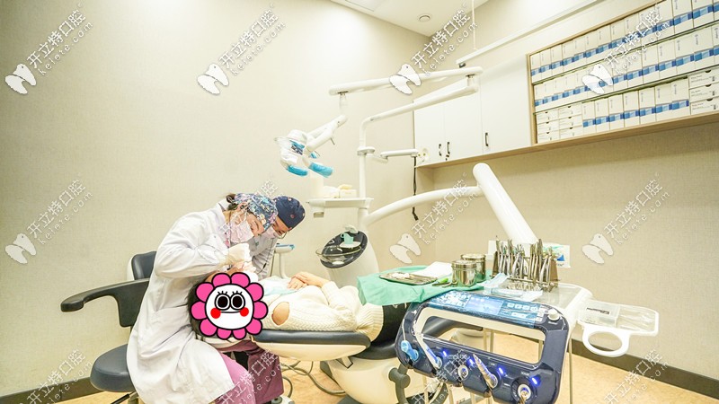 陳院長為顧客做矯正復(fù)診