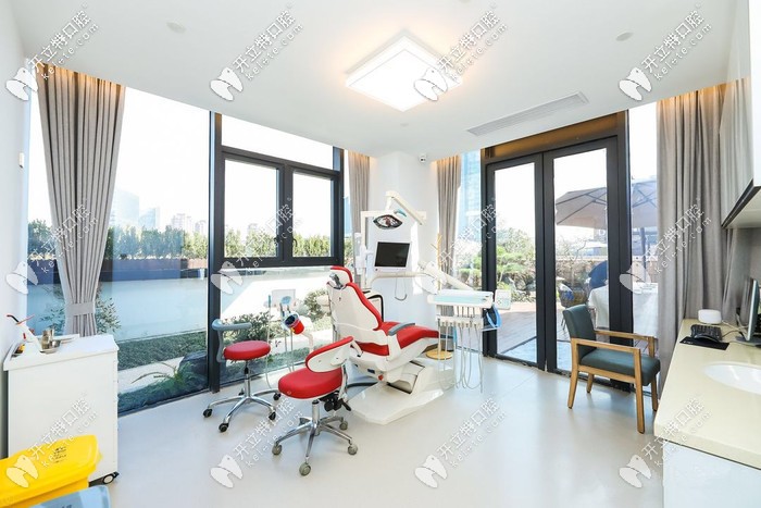 紅色的牙椅真的是少見(jiàn)，很有少女心