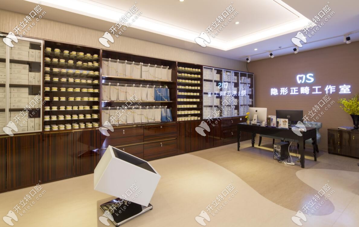 隱形正畸工作室陳列柜上擺放著滿滿的牙模和牙套