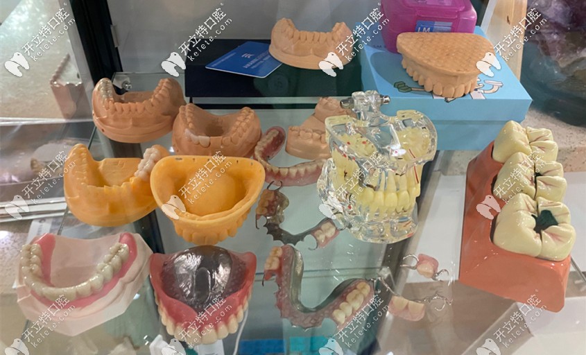 醫(yī)生會根據顧客的牙齒情況用牙模來詳細講解，讓用戶對口腔保健有更好的了解