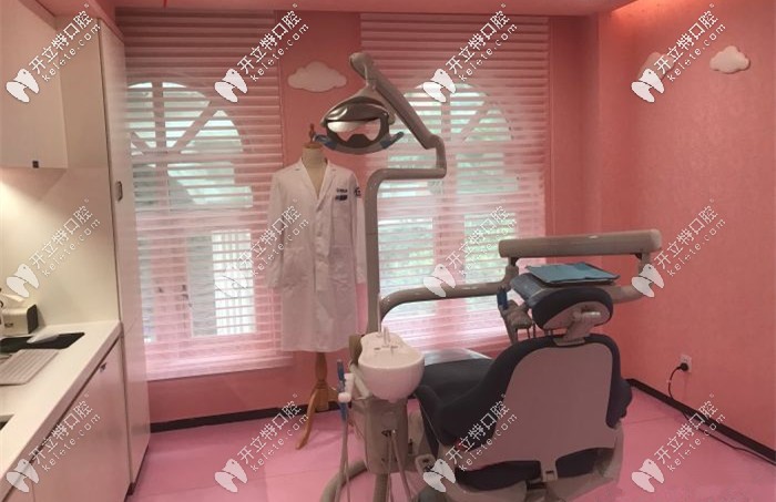 據(jù)說每一個(gè)美奧口腔都有一個(gè)全粉色的診療室，為了緩解顧客情緒