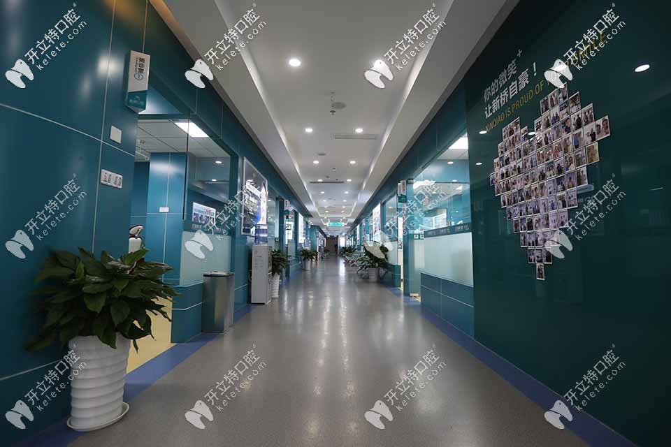 走廊的獨立診室，墻上有顧客的合影