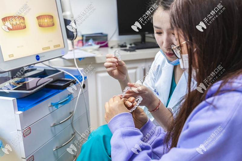 醫(yī)生跟顧客溝通矯正方案