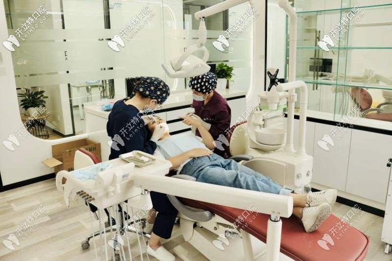 傅氏口腔醫(yī)生在為顧客做治療