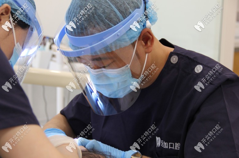 醫(yī)生為顧客的診療過(guò)程