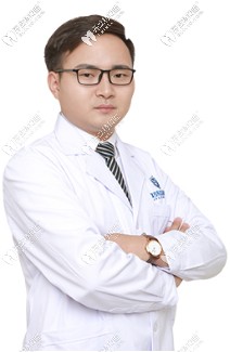 拜爾口腔（大潤發(fā)店）門診主任閔強(qiáng)