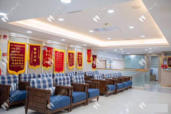 好大夫口腔門店走廊上掛滿了顧客送來(lái)的錦旗