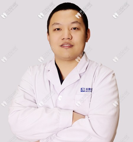 烏魯木齊美奧口腔修復科醫(yī)師朱啟迪