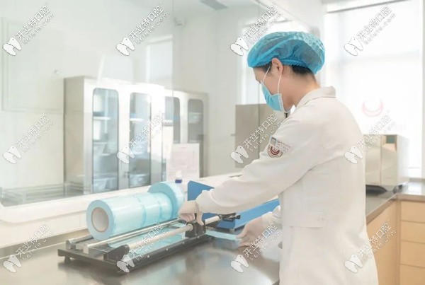 小白兔口腔的配備有專業(yè)的消毒滅菌供應(yīng)中心
