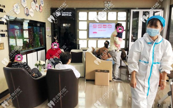 休息區(qū)也有很多人再等候