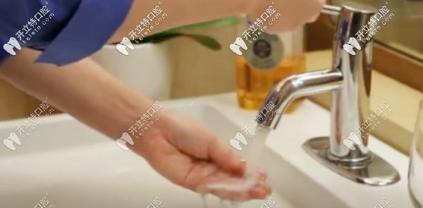 吃東西后隱形牙套需清洗后才能帶入口中