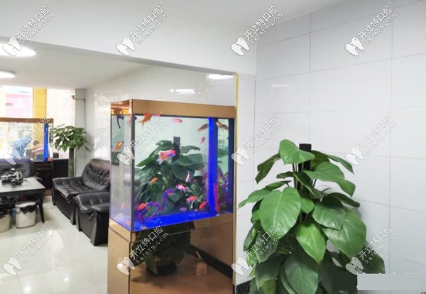 增城大拇指口腔簡潔明亮的候診區(qū) 增城大拇指口腔簡潔明亮的候診區(qū)