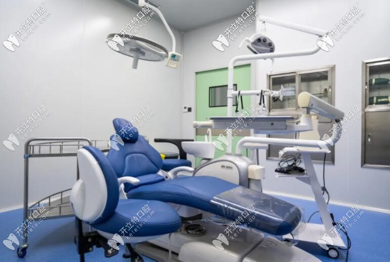 來張放大的牙椅，滿滿的高科技感