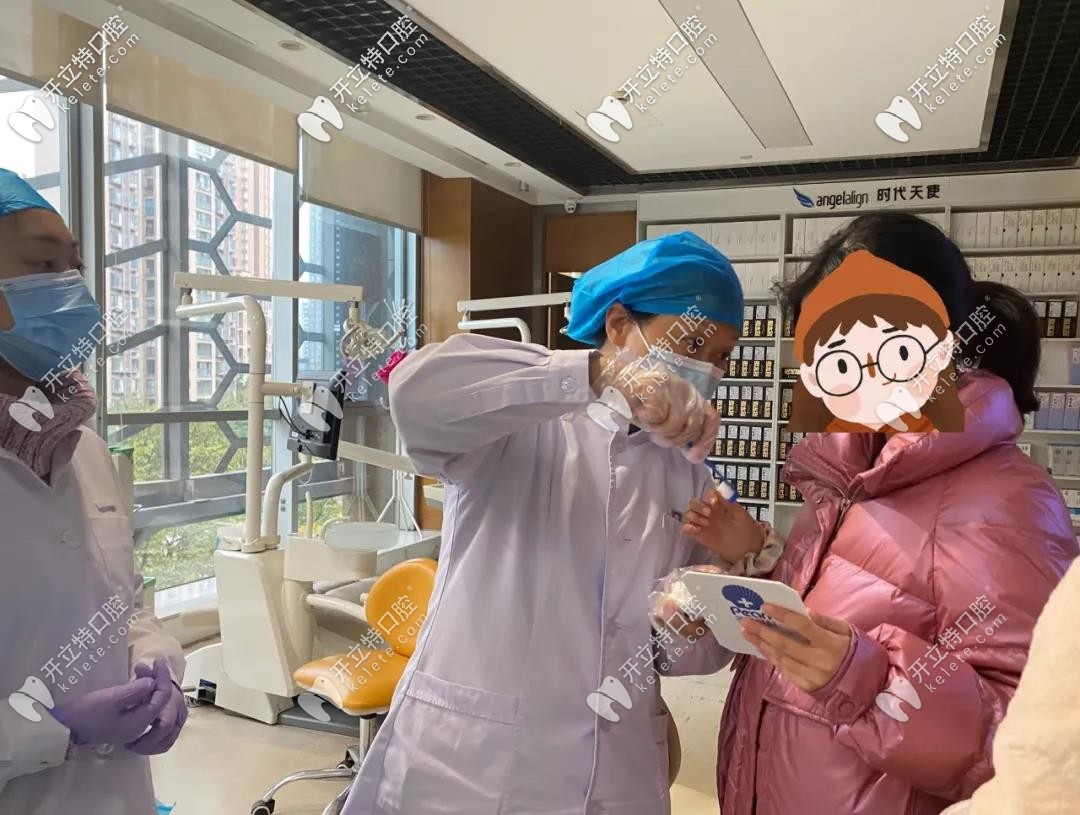 袁醫(yī)生在叮囑小朋友怎么刷牙