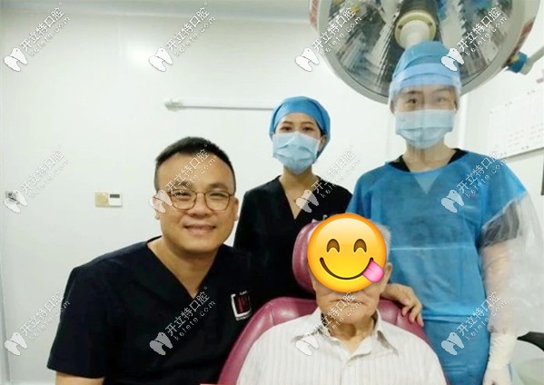 廖崇元院長(zhǎng)和顧客的合影