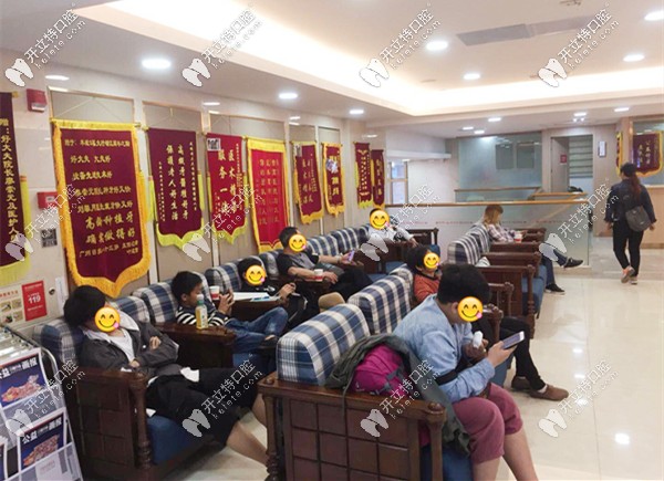 廣州好大夫口腔的家屬等候區(qū)域