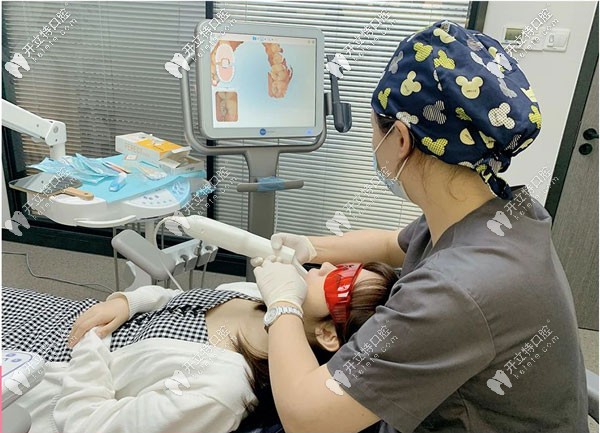 福斯曼有自己的正畸醫(yī)生