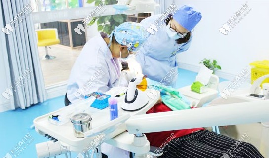 雅博醫(yī)生正在給顧客看牙