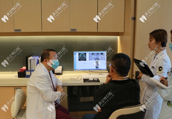 醫(yī)生在面診顧客