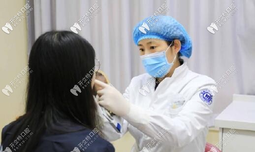 西安美奧口腔醫(yī)生正在檢查牙齒