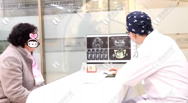 高阿姨在跟曹院長(zhǎng)商談方案