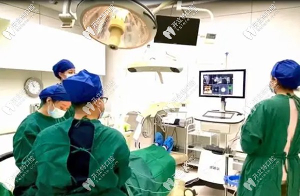 周老先生種植牙手術中