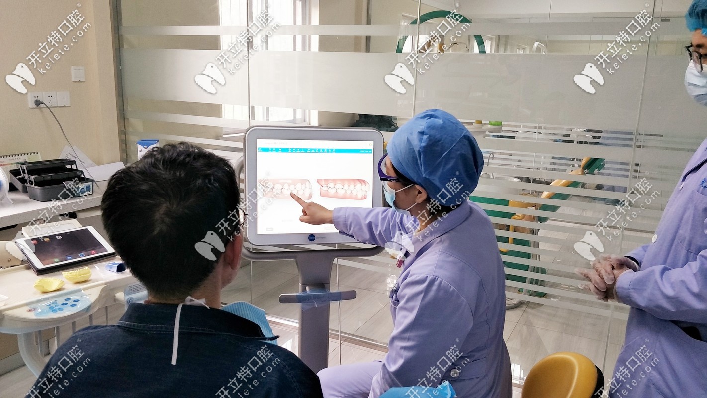 孟靜醫(yī)生正在跟患者講牙齒狀況