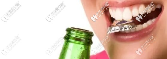用牙齒開瓶蓋，長期會使的牙齒松動