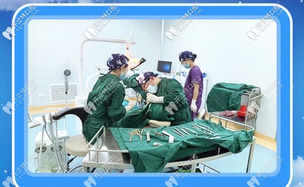 易院長(zhǎng)種植牙操作進(jìn)行中