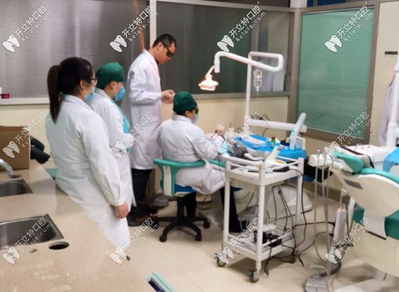 劉映雪院長(zhǎng)正在檢查儀器