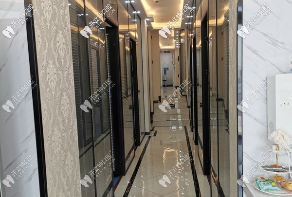 兩邊都是診室，盡頭是專做口腔檢查的地方