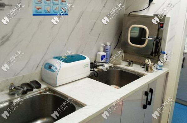 雖說進(jìn)不了手術(shù)室，但還是去消毒室看一下