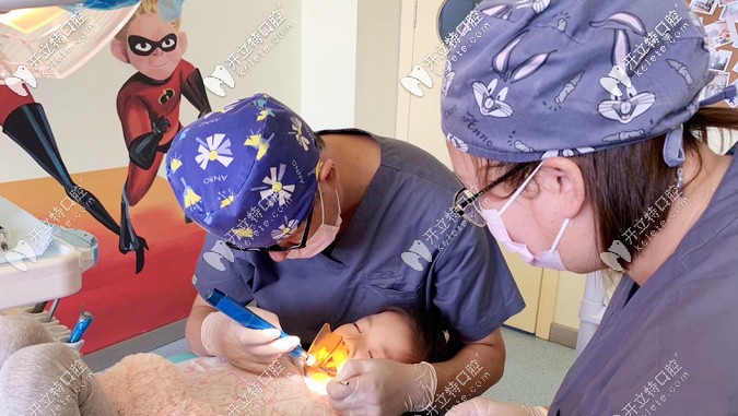 奇遇季口腔的醫(yī)生正在看診