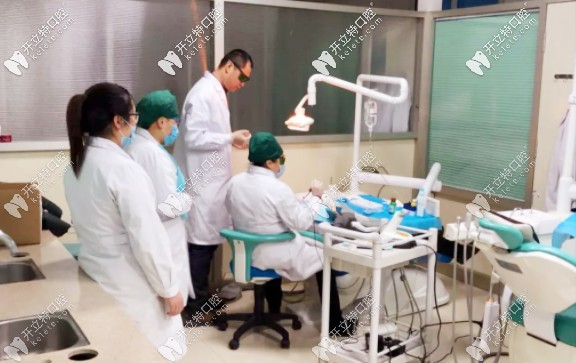 工作中的劉映雪院長(zhǎng)