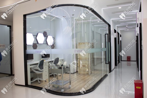 健皓口腔的醫(yī)生會(huì)診室 健皓口腔的醫(yī)生會(huì)診室