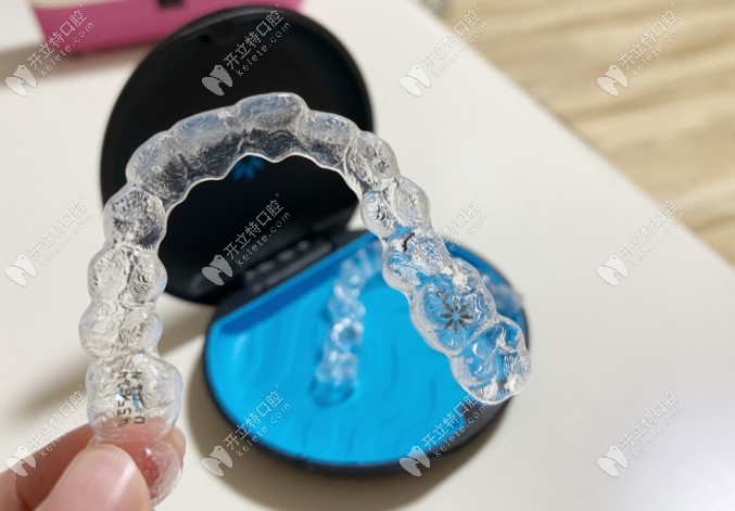 隱適美硅膠牙套實(shí)物圖