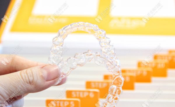 easysmile輕松笑隱形牙套為什么便宜，和隱適美比哪個(gè)好