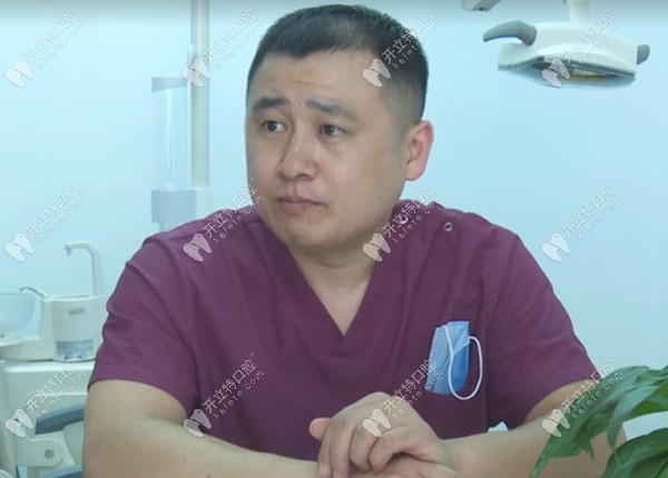 孫富強(qiáng)院長(zhǎng)正在為顧客面診 孫富強(qiáng)院長(zhǎng)正在為顧客面診