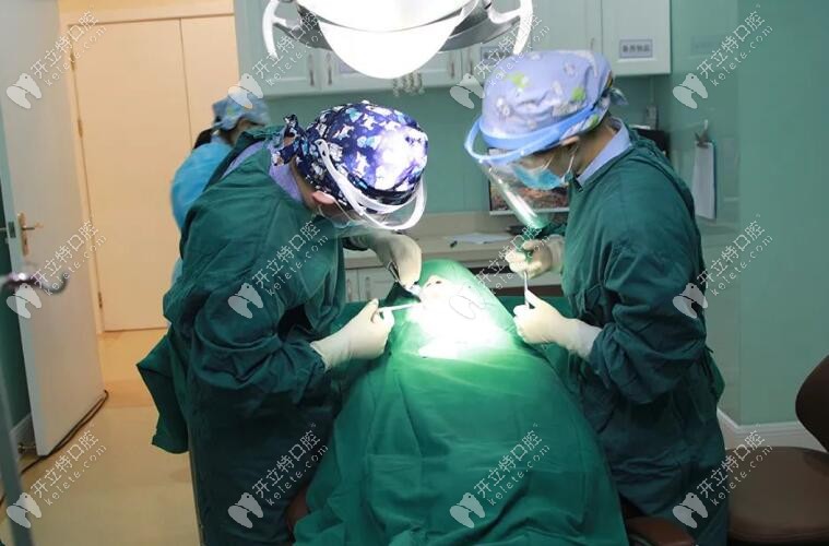 種植手術(shù)現(xiàn)場實圖